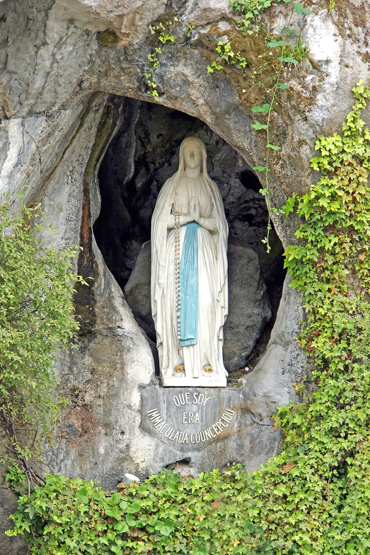 1200px-France-002009_-_Our_Lady_of_Lourdes_15774765182.jpg